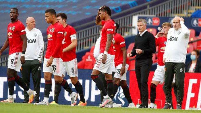 Manchester United vs Chelsea LONDON, ENGLAND - JULY 19: Ole Gunnar Solskjaer, Manager of Manchester United speaks to his team during a drinks break during the FA Cup Semi Final match between Manchester United and Chelsea at Wembley Stadium on July 19, 2020 in London, England. Football Stadiums around Europe remain empty due to the Coronavirus Pandemic as Government social distancing laws prohibit fans inside venues resulting in all fixtures being played behind closed doors. (Photo by Alastair Grant/Pool via Getty Images)