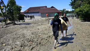 Mencari Barang Berharga Usai Banjir Bandang