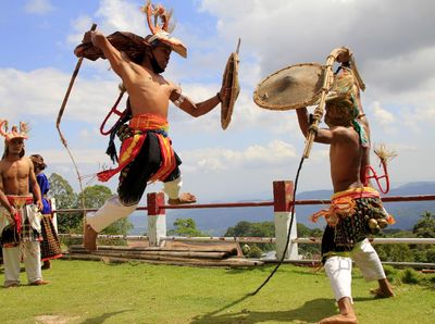 Menikmati Tarian Caci di Desa Wisata Liang Ndara
