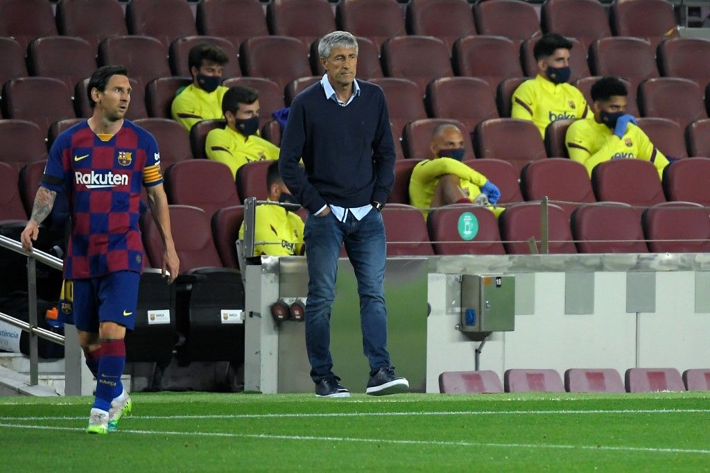 Barcelona's Argentine forward Lionel Messi and Barcelona's Spanish coach Quique Setien look on during the Spanish league football match FC Barcelona against CD Leganes at the Camp Nou stadium in Barcelona on June 16, 2020. (Photo by LLUIS GENE / AFP)