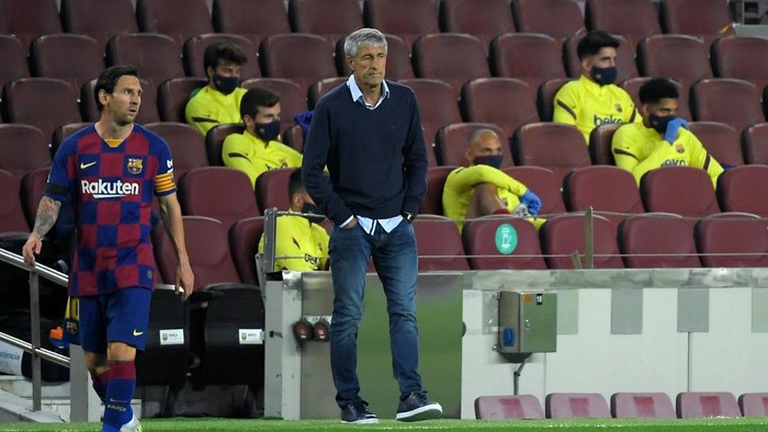 Barcelonas Argentine forward Lionel Messi and Barcelonas Spanish coach Quique Setien look on during the Spanish league football match FC Barcelona against CD Leganes at the Camp Nou stadium in Barcelona on June 16, 2020. (Photo by LLUIS GENE / AFP)