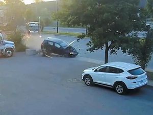 Duh! Truk Derek Mau Parkir Malah Ditabrak Dua Mobil yang Kebut-kebutan