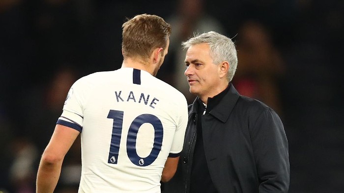 LONDON, ENGLAND - NOVEMBER 30:  Jose Mourinho, Manager of Tottenham Hotspur congratulates Harry Kane of Tottenham Hotspur following the Premier League match between Tottenham Hotspur and AFC Bournemouth  at Tottenham Hotspur Stadium on November 30, 2019 in London, United Kingdom. (Photo by Julian Finney/Getty Images)