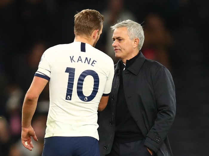 LONDON, ENGLAND - NOVEMBER 30:  Jose Mourinho, Manager of Tottenham Hotspur congratulates Harry Kane of Tottenham Hotspur following the Premier League match between Tottenham Hotspur and AFC Bournemouth  at Tottenham Hotspur Stadium on November 30, 2019 in London, United Kingdom. (Photo by Julian Finney/Getty Images)