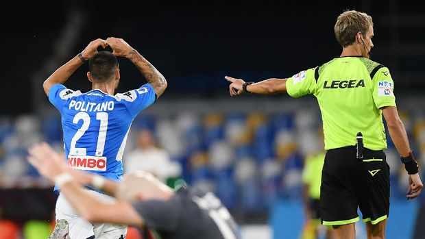 NAPLES, ITALY - JULY 19: Matteo Politano of SSC Napoli celebrates after scoring the 2-1 goal during the Serie A match between SSC Napoli and  Udinese Calcio at Stadio San Paolo on July 19, 2020 in Naples, Italy. (Photo by Francesco Pecoraro/Getty Images)