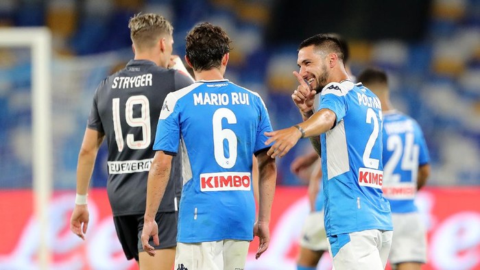 NAPLES, ITALY - JULY 19: Mario Rui and Matteo Politano of SSC Napoli celebrate the 2-1 goal scored by Matteo Politano during the Serie A match between SSC Napoli and  Udinese Calcio at Stadio San Paolo on July 19, 2020 in Naples, Italy. (Photo by Francesco Pecoraro/Getty Images)