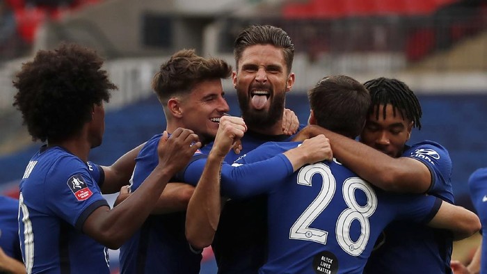Chelseas Olivier Giroud celebrates scoring the opening goal during the English FA Cup semifinal soccer match between Chelsea and Manchester United at Wembley Stadium in London, England, Sunday, July 19, 2020. (AP Photo/Alastair Grant, Pool)