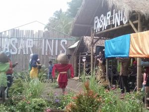 Kulineran di Pasar Ini Bayarnya Pakai Uang Bambu Kulineran di Pasar Ini Bayarnya Pakai Uang Bambu