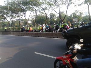 Pritt! Sejumlah Motor Terobos Busway di Manggarai Kena Tilang Pritt! Sejumlah Motor Terobos Busway di Manggarai Kena Tilang