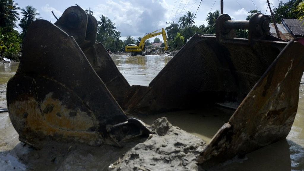 Pengerukan Lumpur Sisa Banjir Bandang di Luwu Utara