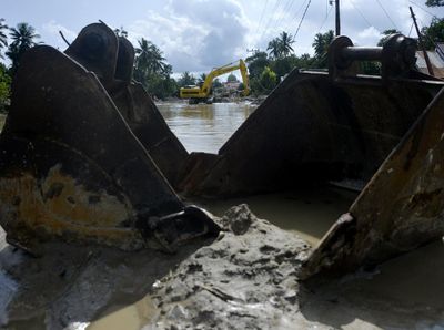 Pengerukan Lumpur Sisa Banjir Bandang di Luwu Utara