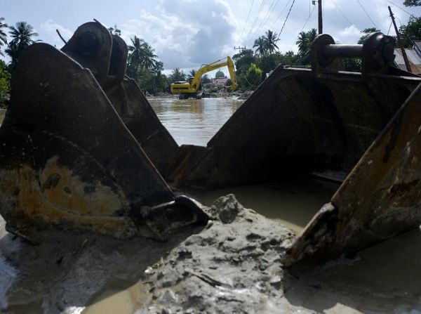 Pengerukan Lumpur Sisa Banjir Bandang di Luwu Utara