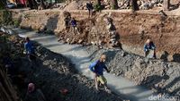 Perbaikan Turap Kali Utan Kayu Terus Dikebut