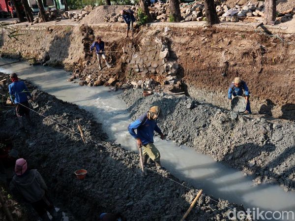 Perbaikan Turap Kali Utan Kayu Terus Dikebut