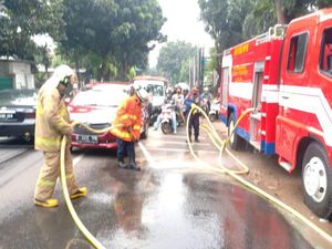 Oli Tumpah di Jalan Cibubur, Pengendara Motor Terjatuh Oli Tumpah di Jalan Cibubur, Pengendara Motor Terjatuh