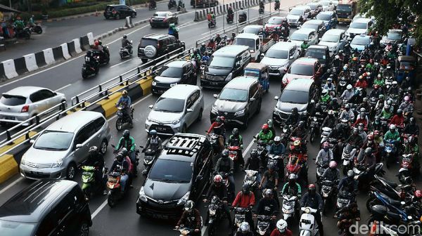 PSBB DKI Diperpanjang, Jalan Basuki Rachmat Tetap Macet