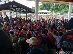 Ratusan Mama Pedagang Demo DPRD Mimika, Tagih Janji Transportasi