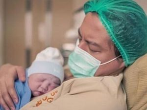 Cara Roger Danuarta Gendong Bayi Bikin Dokter Kaget Cara Roger Danuarta Gendong Bayi Bikin Dokter Kaget