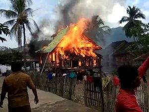 Rumah Panggung Terbakar di Dompu, Water Cannon Dikerahkan