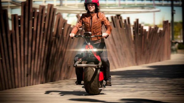 Penampakan Motor Listrik yang Bisa Berjalan dengan Satu Roda