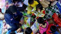 Semangat Anak-anak Korban Banjir Luwu Utara Belajar di Pengungsian