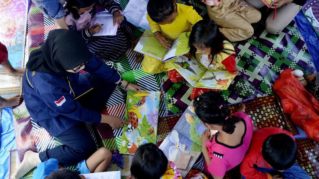 Semangat Anak-anak Korban Banjir Luwu Utara Belajar di Pengungsian Semangat Anak-anak Korban Banjir Luwu Utara Belajar di Pengungsian