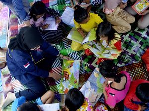 Semangat Anak-anak Korban Banjir Luwu Utara Belajar di Pengungsian