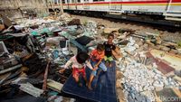 Senyum Anak-anak di Bongkaran Rumah Kampung Bandan