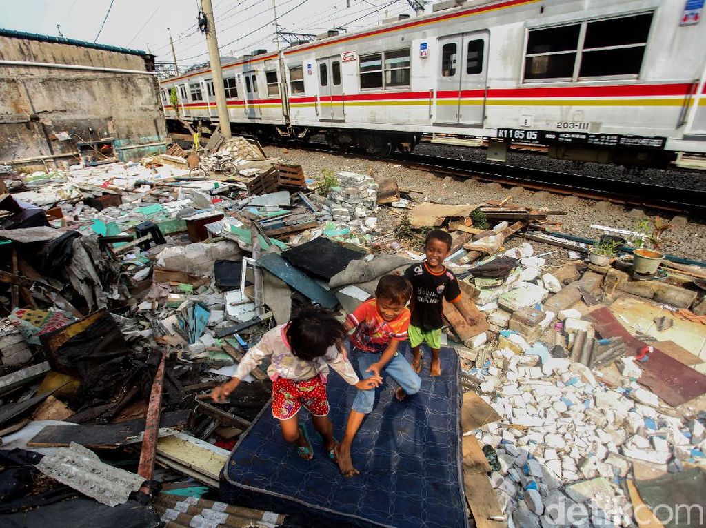 Senyum Anak-anak di Bongkaran Rumah Kampung Bandan Senyum Anak-anak di Bongkaran Rumah Kampung Bandan