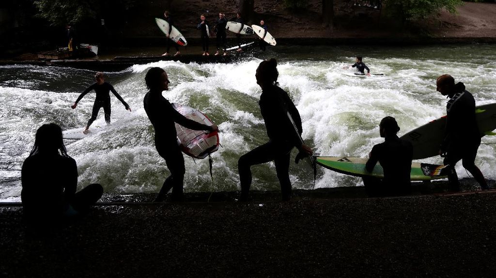 Serunya Surfer Jerman Taklukkan Ombak Buatan di Sungai Eisbach Serunya Surfer Jerman Taklukkan Ombak Buatan di Sungai Eisbach