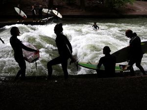Serunya Surfer Jerman Taklukkan Ombak Buatan di Sungai Eisbach Serunya Surfer Jerman Taklukkan Ombak Buatan di Sungai Eisbach