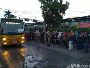 Warga Antre Naik Bus Gratis di Stasiun Bogor untuk ke Jakarta Warga Antre Naik Bus Gratis di Stasiun Bogor untuk ke Jakarta