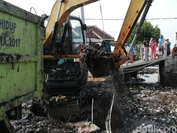 Terkendala Alat, Pembersihan Sungai Penuh Sampah di Pasuruan Dihentikan