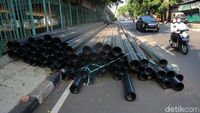 Terlalu! Kabel Proyek Tutup Setengah Badan Jalan di Kampung Melayu