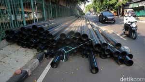 Terlalu! Kabel Proyek Tutup Setengah Badan Jalan di Kampung Melayu