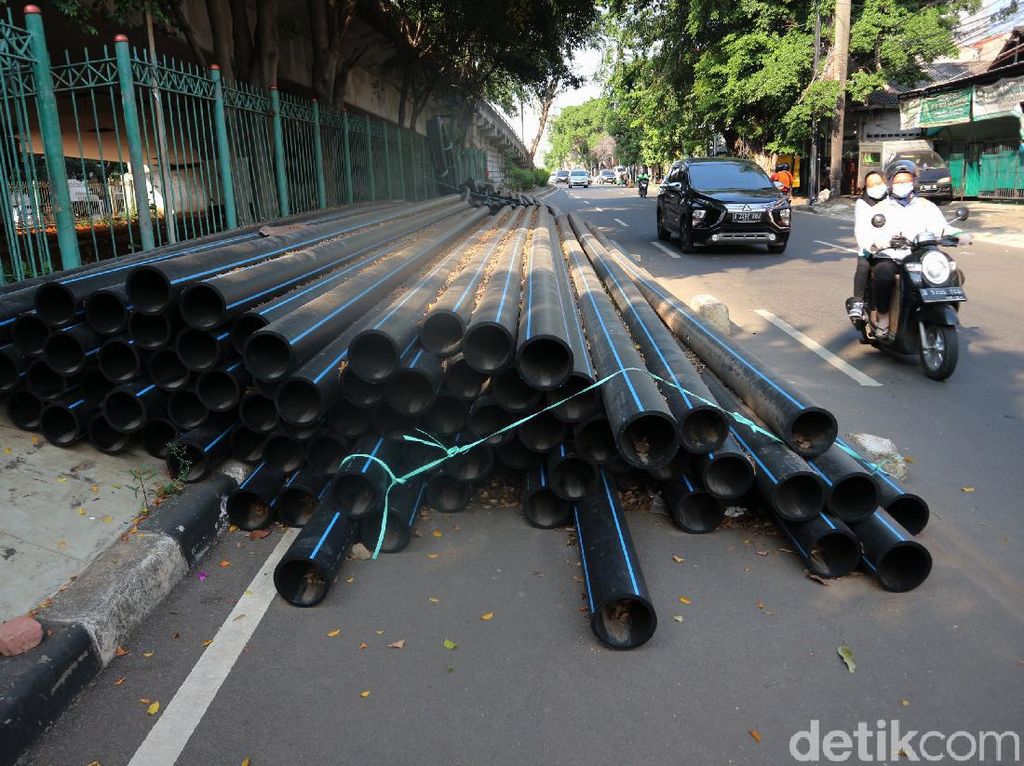 Terlalu! Kabel Proyek Tutup Setengah Badan Jalan di Kampung Melayu