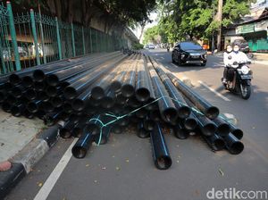 Terlalu! Kabel Proyek Tutup Setengah Badan Jalan di Kampung Melayu Terlalu! Kabel Proyek Tutup Setengah Badan Jalan di Kampung Melayu