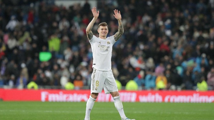 MADRID, SPAIN - MARCH 01: Toni Kroos of Real Madrid CF acknowledges the audience after the Liga match between Real Madrid CF and FC Barcelona at Estadio Santiago Bernabeu on March 01, 2020 in Madrid, Spain. (Photo by Gonzalo Arroyo Moreno/Getty Images)
