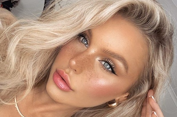 Dolphin Skin/ Foto: Instagram.com/bybrookelle highlighter merupakan salah satu elemen penting untuk tampilan dolphin skin yang fokus pada titik-titik tinggi seperti tulang alis, filtrum bibir, dan tulang pipi
