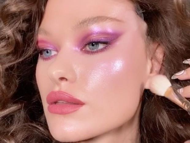Dolphin Skin/ Foto: Instagram.com/nikki_makeup dolphin skin adalah tampilan yang mirip glass skin looks tapi lebih terlihat basah dengan hasil akhir yang cukup colorful