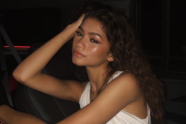 Dolphin Skin/ Foto: Instagram.com/zendaya dolphin skin adalah tampilan flawless bak kulit lumba-lumba, yang tampak basah, licin, dan lembut misalnya seperti pada salah satu riasan Zendaya