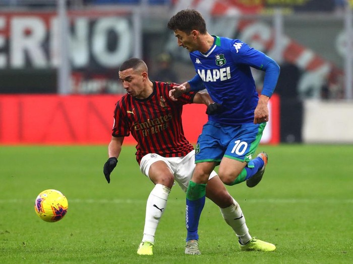 MILAN, ITALY - DECEMBER 15:  Filip Djuricic (R) of US Sassuolo is challenged by Ismael Bennacer (L) of AC Milan during the Serie A match between AC Milan and US Sassuolo at Stadio Giuseppe Meazza on December 15, 2019 in Milan, Italy.  (Photo by Marco Luzzani/Getty Images)