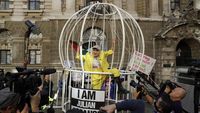 Desainer Vivienne Westwood Demo Tolak Ekstradisi Pendiri WikiLeaks