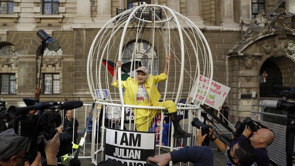Desainer Vivienne Westwood Demo Tolak Ekstradisi Pendiri WikiLeaks