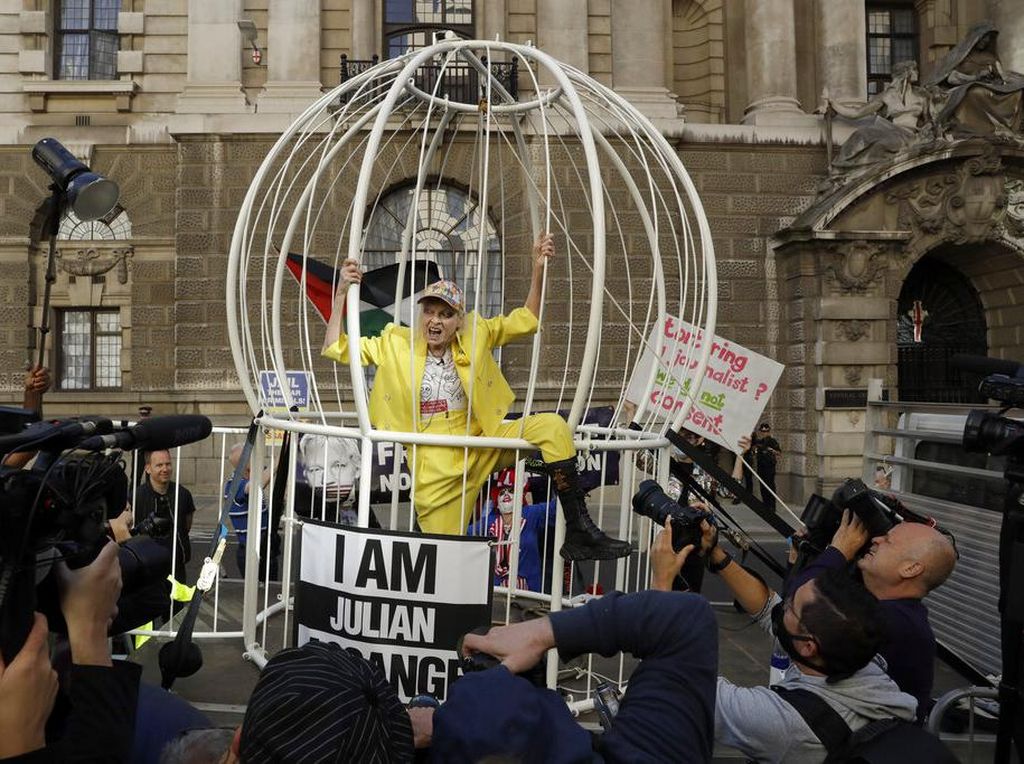 Desainer Vivienne Westwood Demo Tolak Ekstradisi Pendiri WikiLeaks