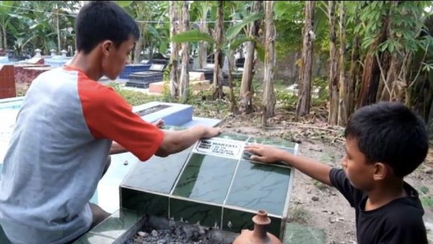 Achmad Roy bersama adiknya di pusara Ibundanya
