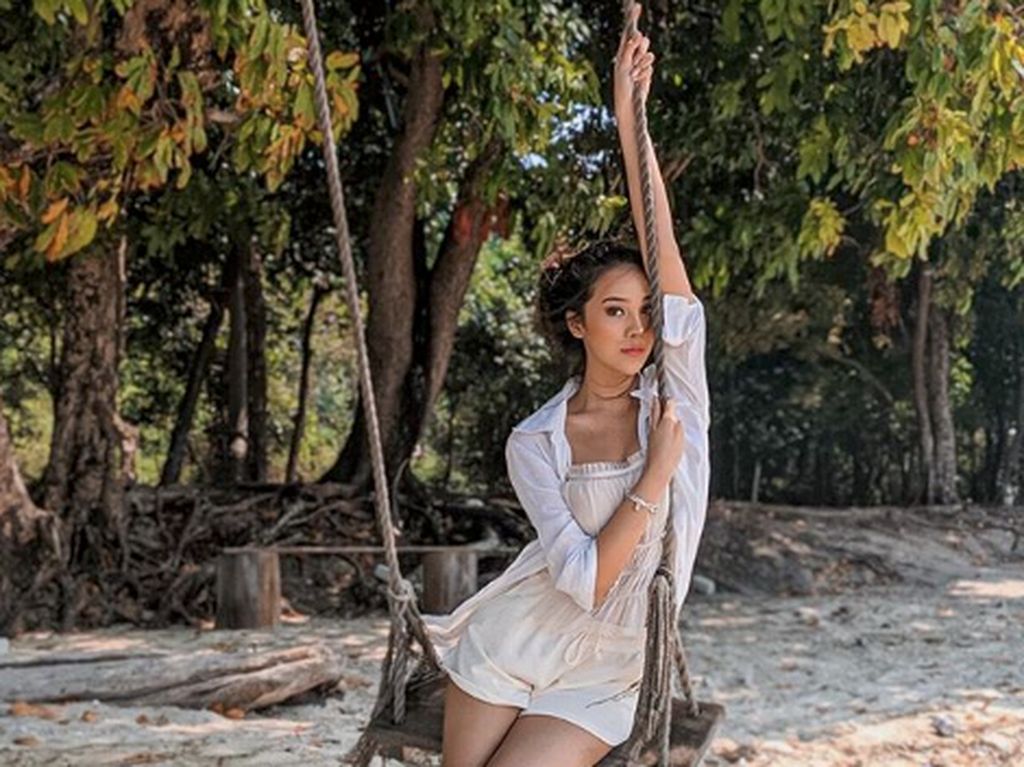 Anya Geraldine Salat Subuh Berjamaah karena Galau Anya Geraldine Salat Subuh Berjamaah karena Galau