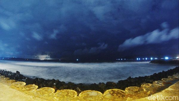 Begini Pesona Pantai Pangandaran di Malam Hari