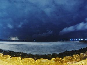 Begini Pesona Pantai Pangandaran di Malam Hari