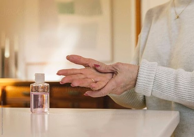 memakai handsanitizer